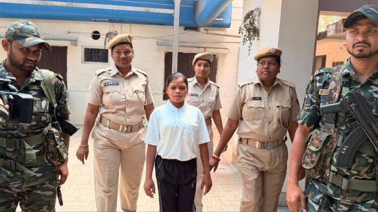 ରାଉରକେଲା ପୋଲିସ ନିକଟରେ ଆତ୍ମସମର୍ପଣ କଲେ ମହିଳା ମାଓବାଦୀ