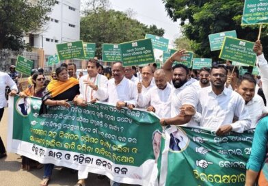 ୯.୮ ଲକ୍ଷ ଭୋଟର ବାଦ ପଡ଼ିବା ନେଇ ସିଇଓ କାର୍ଯ୍ୟାଳୟ ଘେରାଉ କଲା ବିଜେଡି