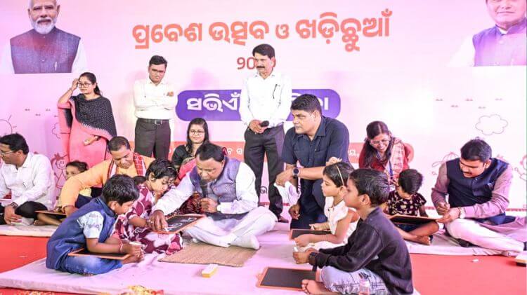 ପ୍ରବେଶ ଉତ୍ସବ ଓ ଖଡ଼ିଛୁଆଁ ପର୍ବ; ମୁଖ୍ୟମନ୍ତ୍ରୀ ହାତରେ ଖଡ଼ିଛୁଆଁ