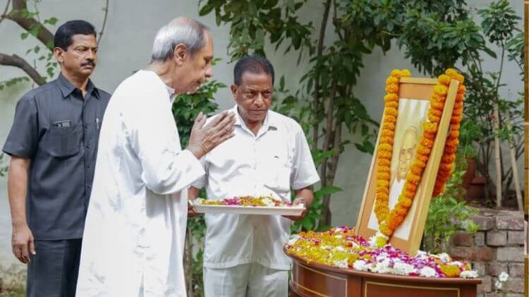 ବିଜୁ ବାବୁଙ୍କ ତିରୋଧାନ ଦିବସରେ ଶ୍ରଦ୍ଧାଞ୍ଜଳି ଅର୍ପଣ କଲେ ନବୀନ