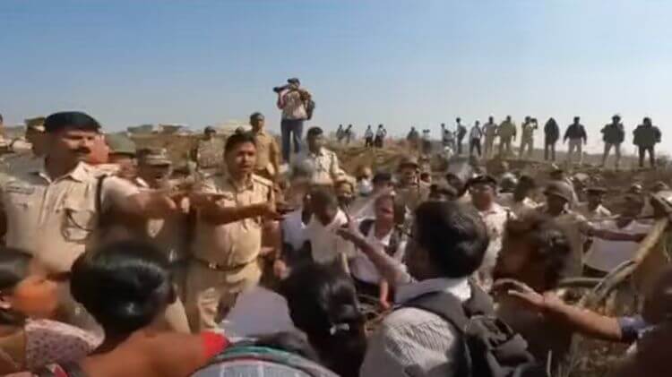 ରାୟଗଡ଼ାରେ ରାସ୍ତା କାମକୁ ନେଇ ହିଂସା, ୫୬ ପୋଲିସ ଆହତ