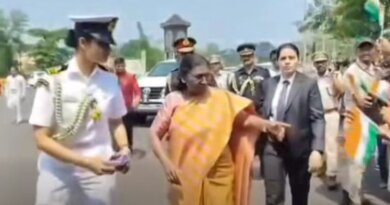 ରାଉରକେଲାରେ ପ୍ରୋଟୋକଲ ଭାଙ୍ଗି ଜନସାଧାରଣଙ୍କୁ ଭେଟିଲେ ରାଷ୍ଟ୍ରପତି ମୁର୍ମୁ