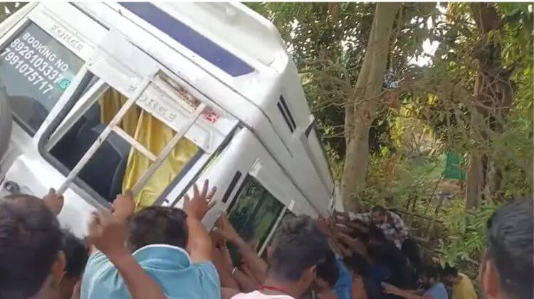 ଗଛରେ ପିଟି ହେଲା ଟ୍ରାଭେଲର, ମାଛ ବୋଝେଇ ଟ୍ରକ୍କୁ ଧକ୍କା ଦେଲା ବସ୍: ୧ ମୃତ, ୨୧ ଆହତ