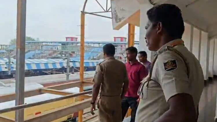 ଟ୍ରେନ୍ ଉପରେ ସେଲ୍ଫି ନେବାକୁ ଯାଇ ଜଳିଗଲେ ଯୁବକ