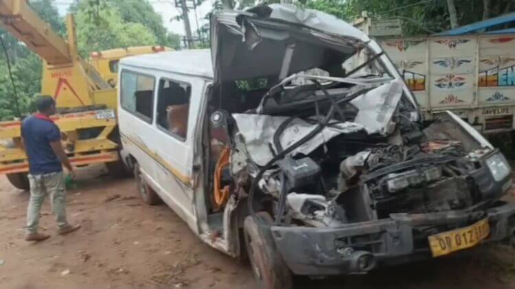 ଟ୍ରକକୁ ପଛପଟୁ ଧକ୍କା ଦେଲା ତୀର୍ଥଯାତ୍ରୀ ଗାଡ଼ି, ୧୨ ଗୁରୁତର