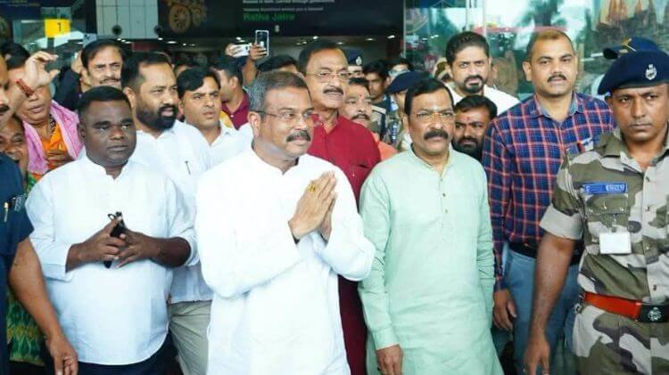 ଇସ୍ତଫା ପରେ ଓଡ଼ିଶା ଫେରିଲେ ଧର୍ମେନ୍ଦ୍ର; ବିମାନବନ୍ଦରରେ ଭବ୍ୟ ସ୍ୱାଗତ
