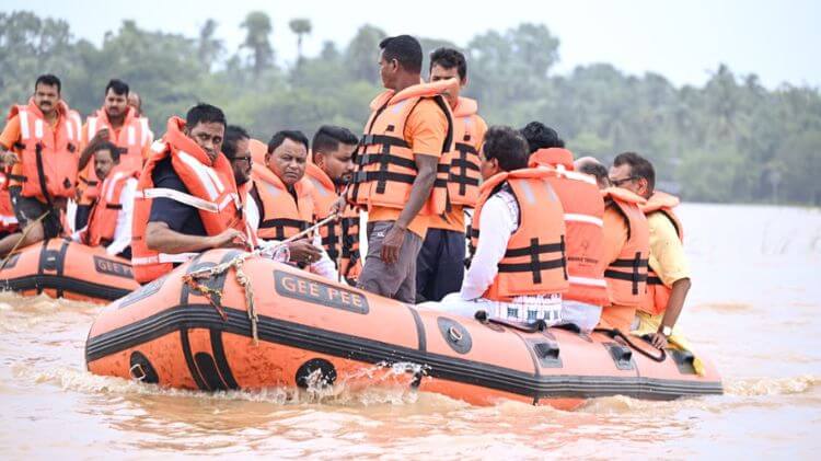 ବୋଟରେ ବନ୍ୟାଞ୍ଚଳ ବୁଲିଲେ ମୁଖ୍ୟମନ୍ତ୍ରୀ
