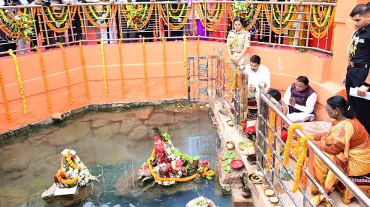 ମା’ କନ୍ଧୁଣୀ ଦେବୀ ମନ୍ଦିରରେ ସ୍ଵତନ୍ତ୍ର ପୂଜାର୍ଚ୍ଚନା କଲେ ରାଷ୍ଟ୍ରପତି