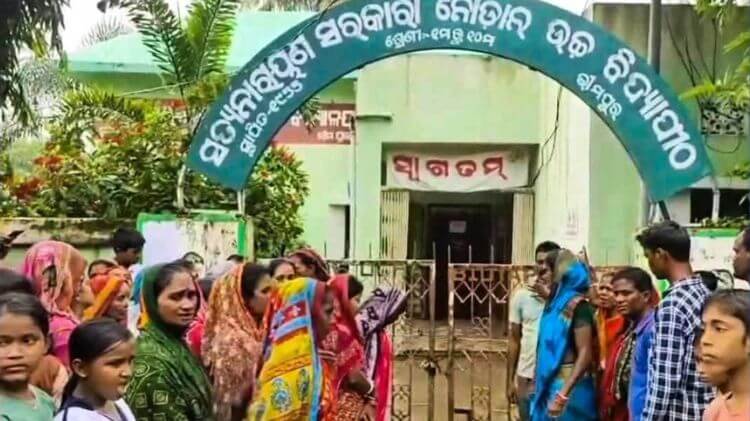 ଛାତ୍ରକୁ କୁକୁର କାମୁଡ଼ା ଘଟଣା : ସ୍କୁଲ୍ ଗେଟ୍‌ରେ ତାଲା ପକାଇଲେ ଗ୍ରାମବାସୀ