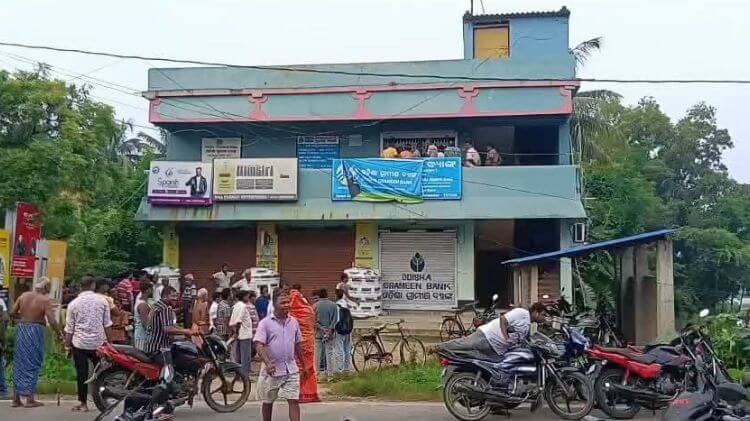 ଦିନ ଦ୍ବିପହରରେ ବ୍ୟାଙ୍କ ଭିତରେ ପଶି ୧୦ ଲକ୍ଷରୁ ଅଧିକ ଟଙ୍କା ଲୁଟି ନେଲେ ଦୁର୍ବୃତ୍ତ