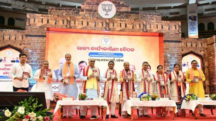 କଟକ ବିଜେପି କାର୍ଯ୍ୟକାରିଣୀ ବୈଠକ: ଘରେ ଘରେ ପହଞ୍ଚି ଲୋକଙ୍କ ସମସ୍ୟା ବୁଝିବାକୁ ନିର୍ଦେଶ