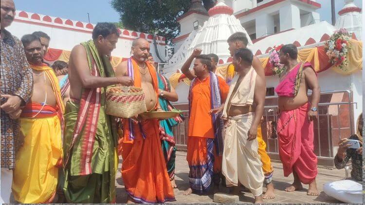ନୂଆଁଖାଇ ପାଇଁ ଉତ୍ସବମୁଖର ପଶ୍ଚିମ ଓଡ଼ିଶା, ମା’ ସମଲେଶ୍ୱରୀଙ୍କୁ ନବାନ୍ନ ଅର୍ପଣ