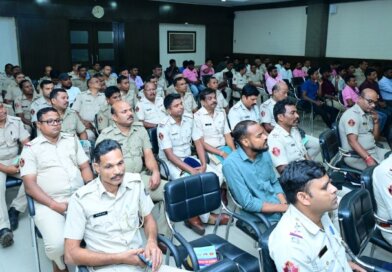 ପୋଲିସ ଡ୍ରେସ୍‌ରେ ରିଲ୍ସ ଉପରେ ଲାଗିଲା କଟକଣା